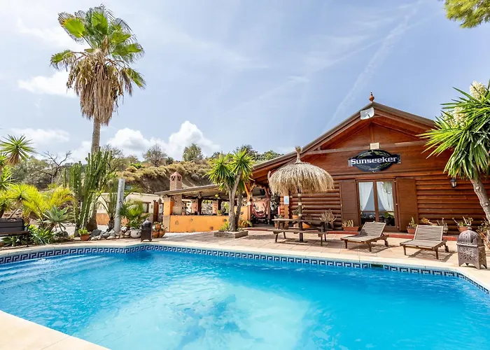 Luxurious Private Cabin Pool Hottub & Fireplace