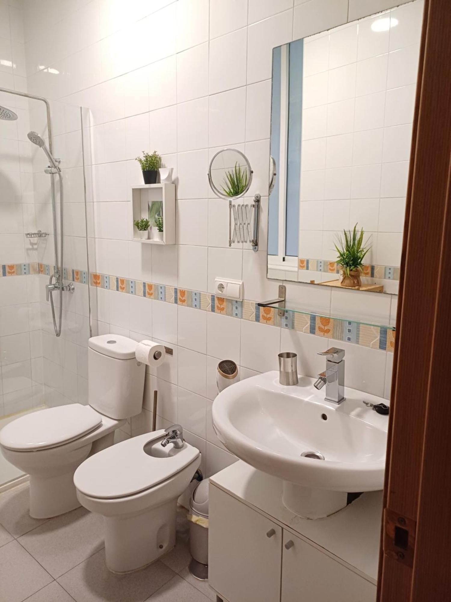 Espacioso En Plaza De La Merced, Exterior Con Patio, En Centro Histórico * Málaga