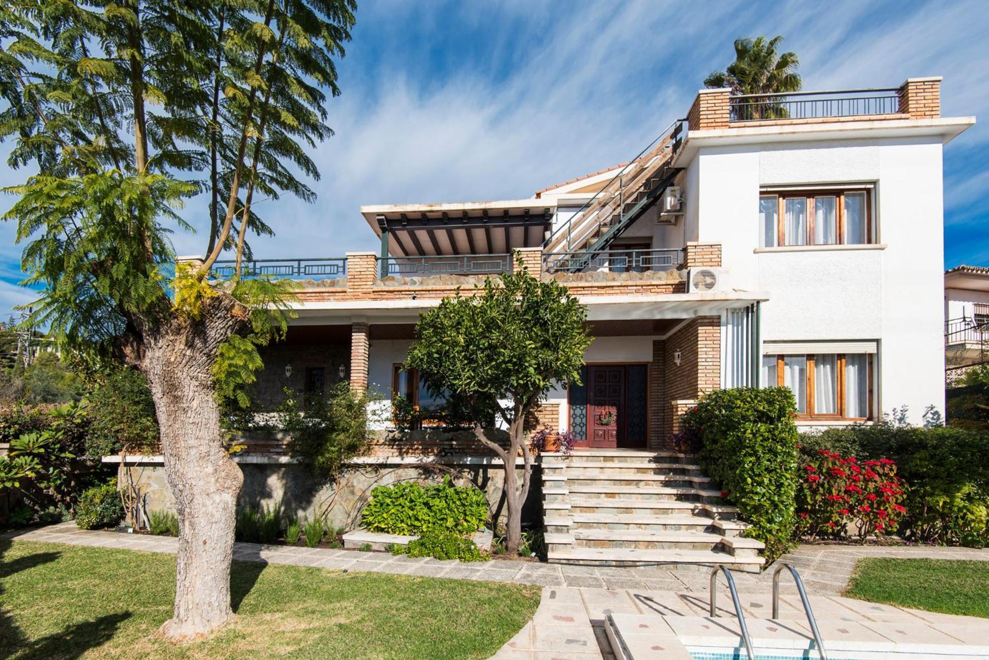 Queen Of The Ocean Villa: Stately Style House With Pool Сasa de vacaciones *