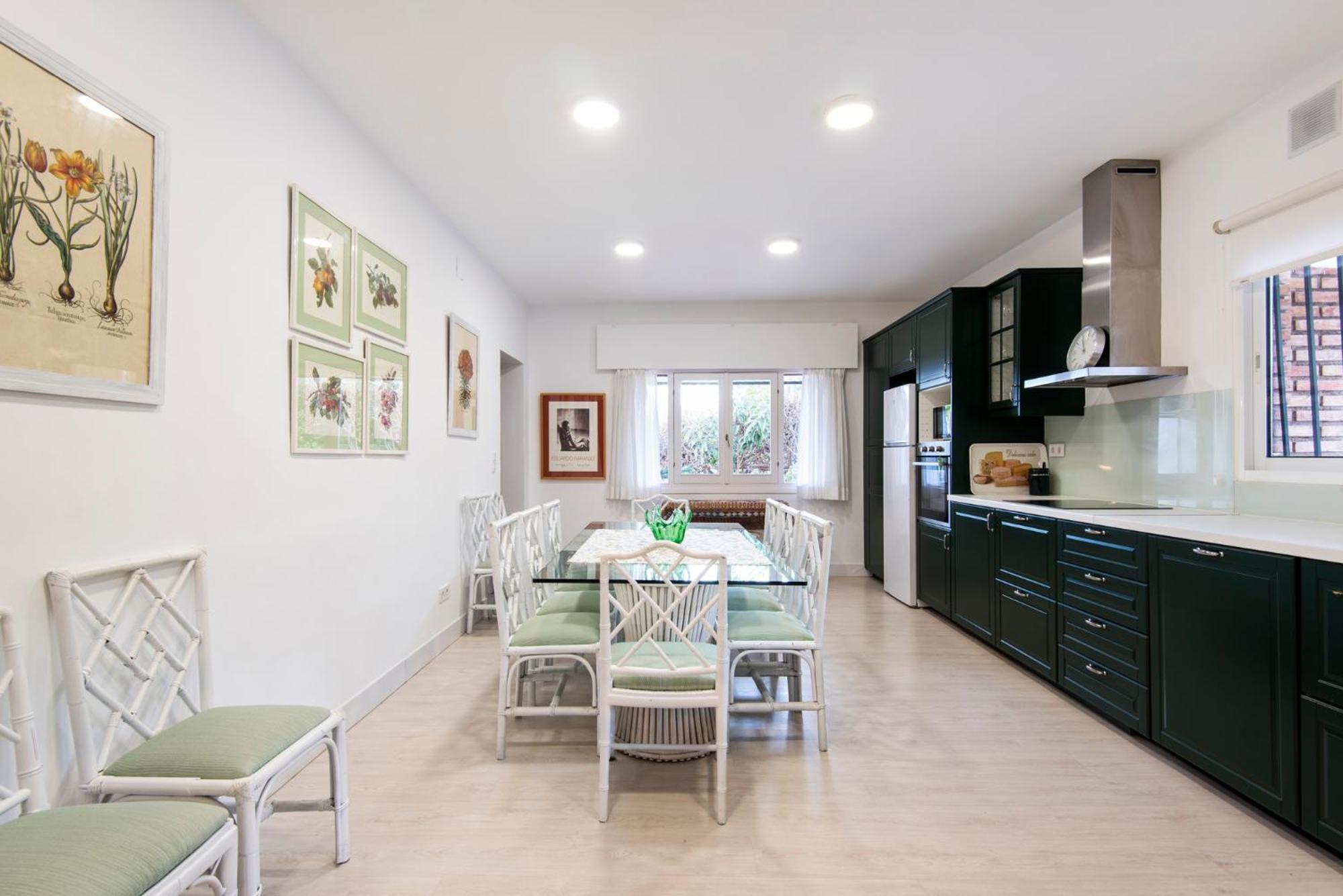 Queen Of The Ocean Villa: Stately Style House With Pool Сasa de vacaciones *