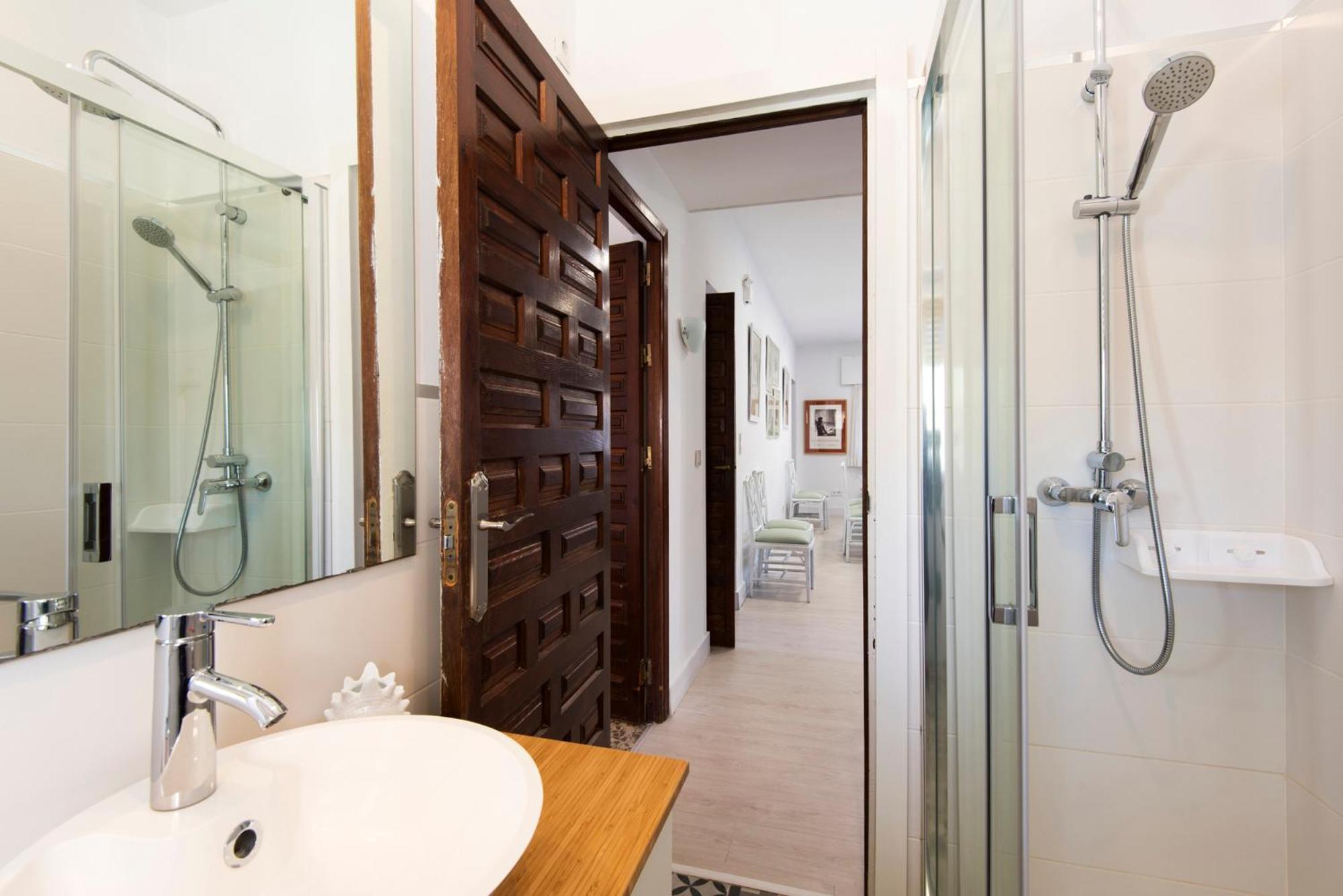 Queen Of The Ocean Villa: Stately Style House With Pool Сasa de vacaciones *