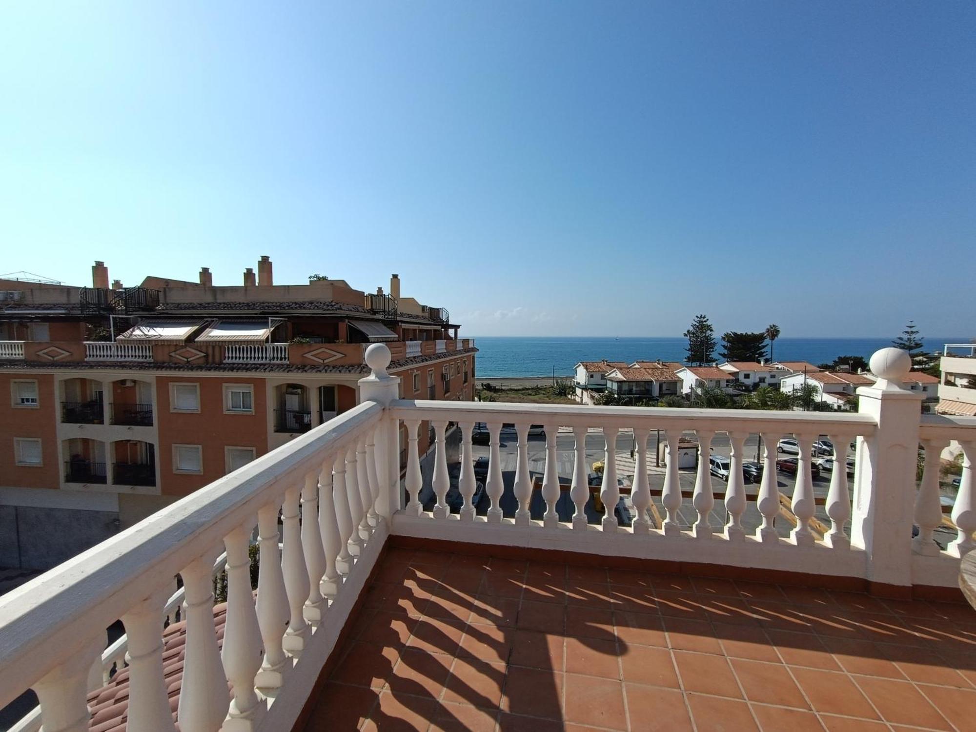 Lovely Penthouse In Front Of The With Free Parking Apartamento