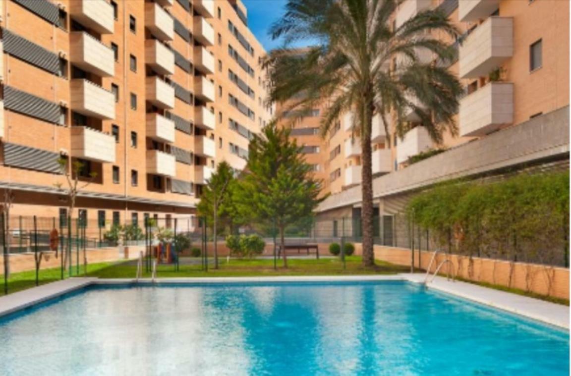 Buena Locacion Estacion Maria Zambrano Cerca De La Playa Y Centrico Apartamento