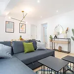 Gorgeous Renovated Apartment 2Br Ac