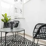 Modern Apartment With Patio & Parking By Rems