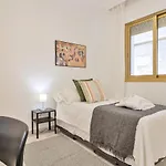 C9 Roomy Luminous 5 Bedroom In Town