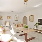 C9 Roomy Luminous 5 Bedroom In Town