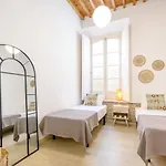 Modern 3 Bedroom, City Center With Patio & High Ceilings By 10Tosea
