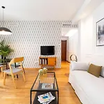Central Apartment With Pool