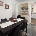 Apartamento con terraza y amplio jardín privado