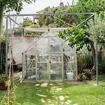 Apartamento con terraza y amplio jardín privado
