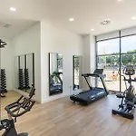 Skyline II Pool & Coworking By Ele Apartments