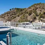 Your Sunny Retreat! Modern Apt Steps To The Beach