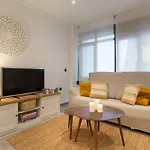 Andres Perez & Quiet Courtyard By Ele Apartments