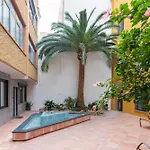 Andres Perez & Quiet Courtyard By Ele Apartments