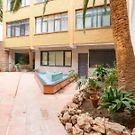 Andres Perez & Quiet Courtyard By Ele Apartments
