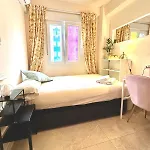 A Tiny Bright Space - Shared Home With 2 Cats