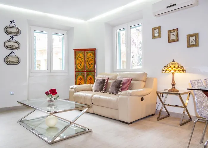 Félix Sáenz RooMalaga by Bossh Apartments