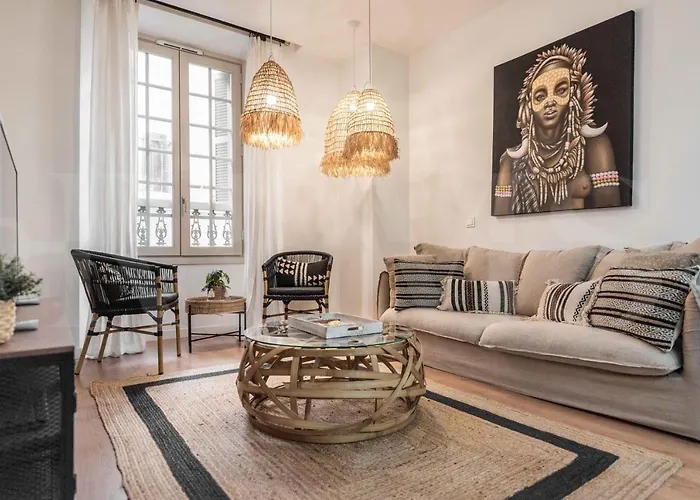Lovely Boho Apartment With Parking - Historic Center By Rems