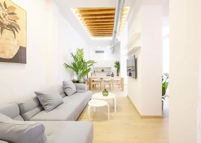 Modern 3 Bedroom, City Center With Patio & High Ceilings By 10Tosea