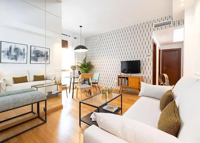 Central Apartment With Pool