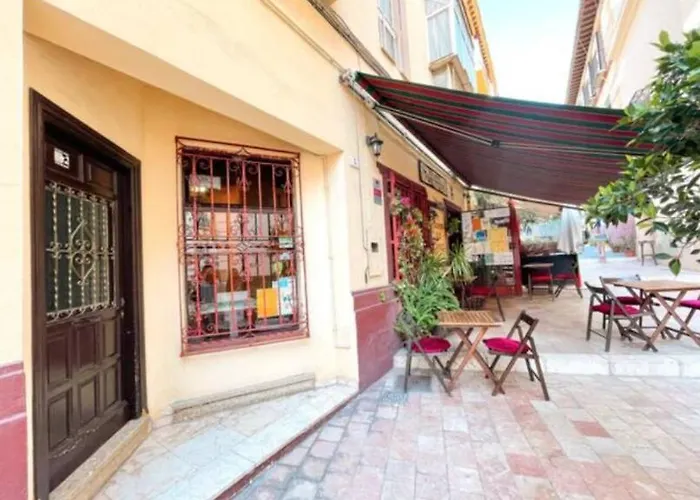 Apartamento céntrico muy luminoso, junto al teatro romano y con vistas a la Alcazaba