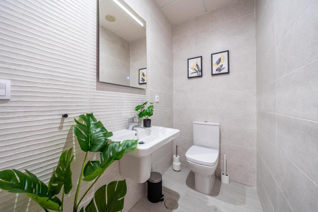 Centre Pool & Parking Apartment