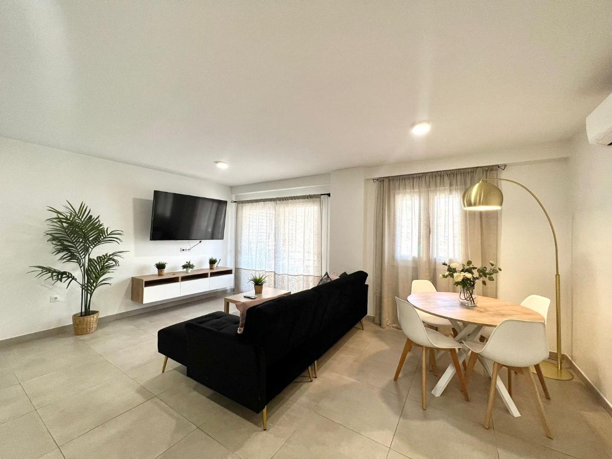 Scala & Balcony By Ele Apartment *