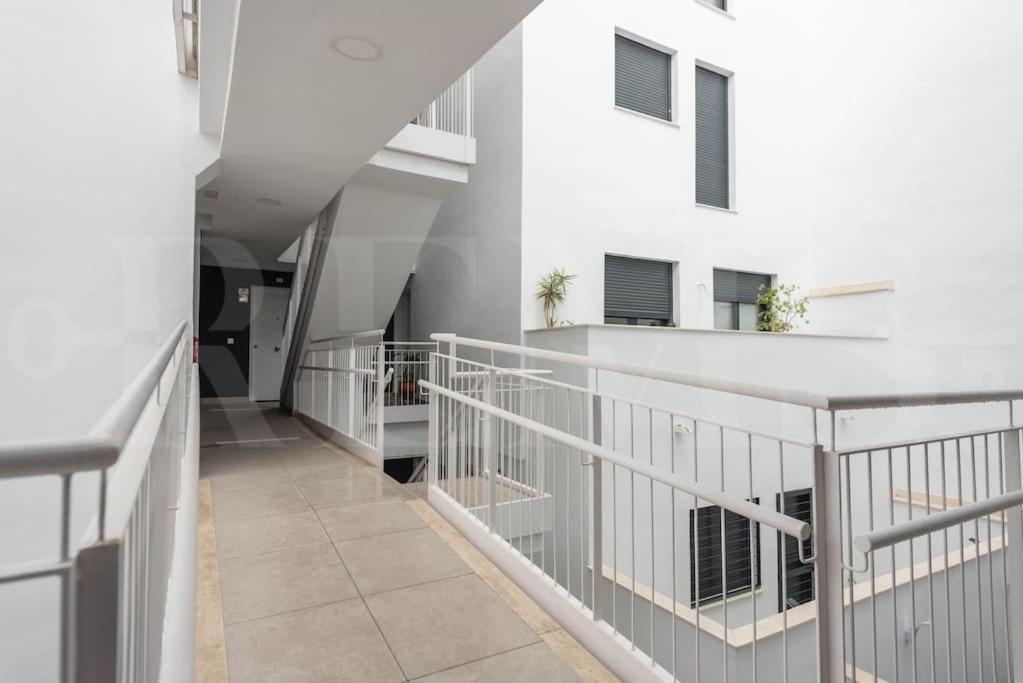 Modern With Patio & Parking By Rems Apartment