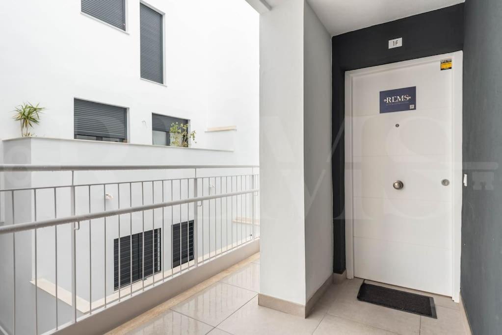 Apartment Modern With Patio & Parking By Rems *