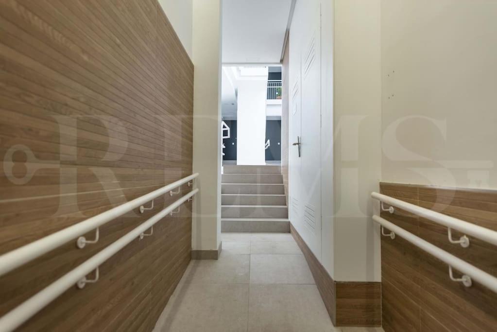 Modern With Patio & Parking By Rems *