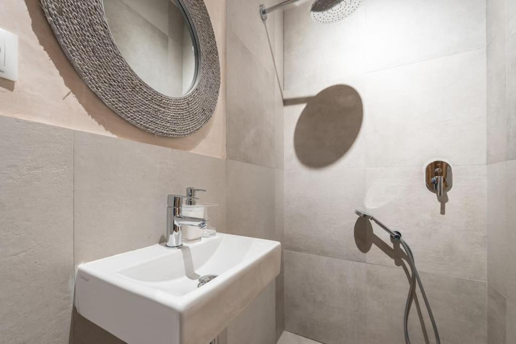 Apartamento Exclusivo Bajo Frente Al Mar - Playa La Caleta *