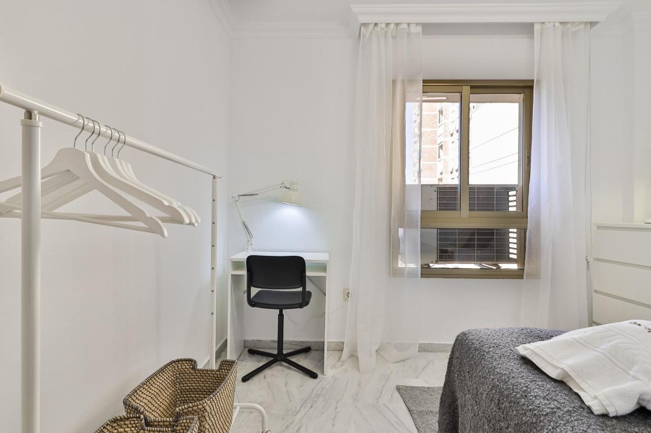 C9 Roomy Luminous 5 Bedroom In Town Apartment