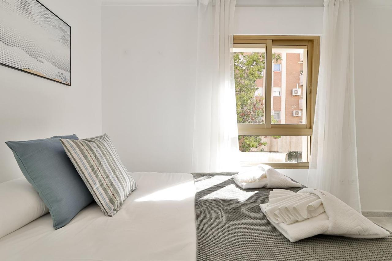 C9 Roomy Luminous 5 Bedroom In Town Apartment