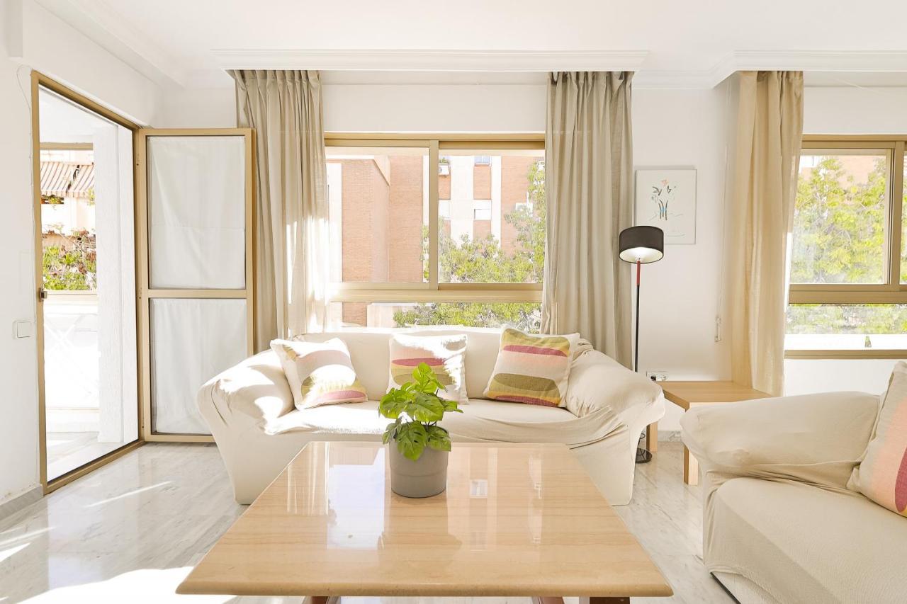 C9 Roomy Luminous 5 Bedroom In Town Apartment *