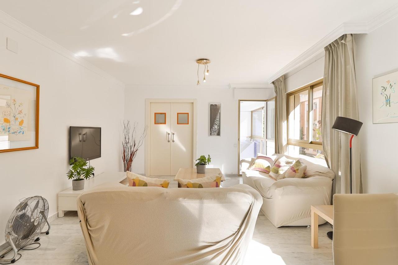 C9 Roomy Luminous 5 Bedroom In Town Apartment Malaga