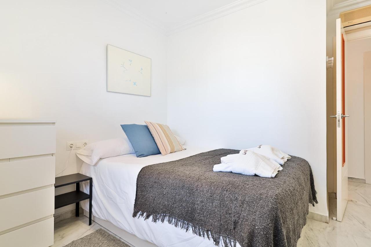 C9 Roomy Luminous 5 Bedroom In Town Apartment