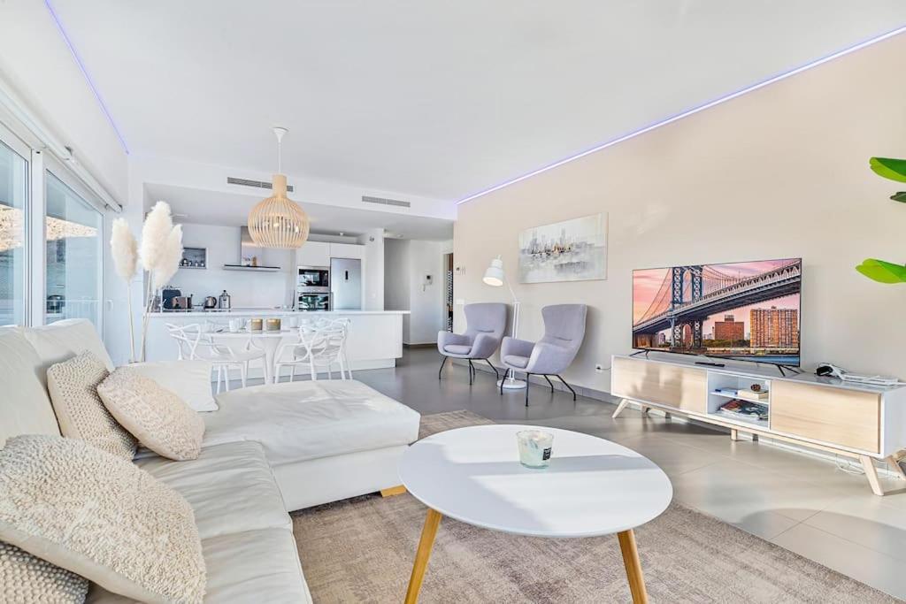 Ocean & Pool View 3-bedroom Apt. Malaga