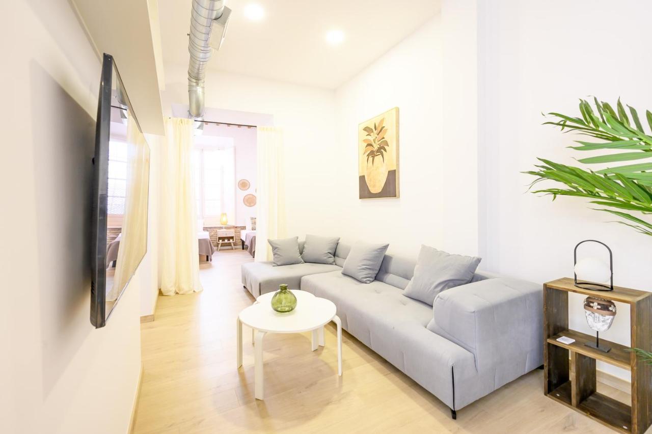 Modern 3 Bedroom, Center With Patio & High Ceilings By 10tosea Apartamento