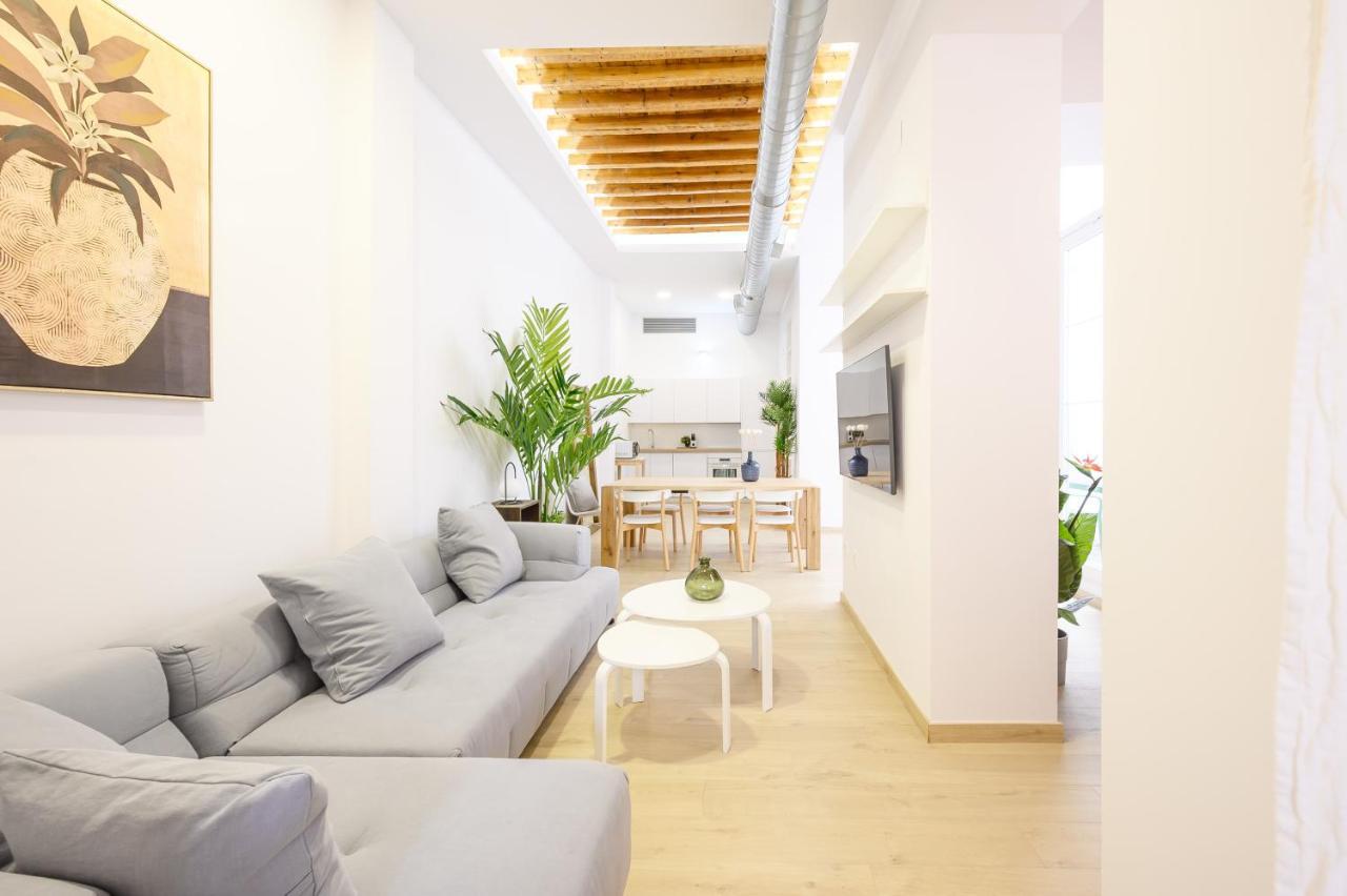 Modern 3 Bedroom, Center With Patio & High Ceilings By 10tosea Apartamento