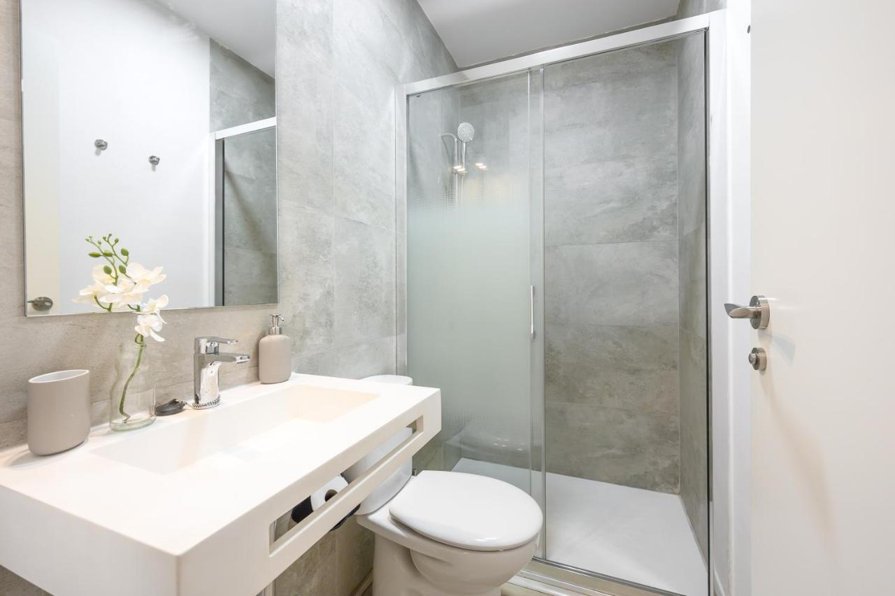 Modern 3 Bedroom, Center With Patio & High Ceilings By 10tosea