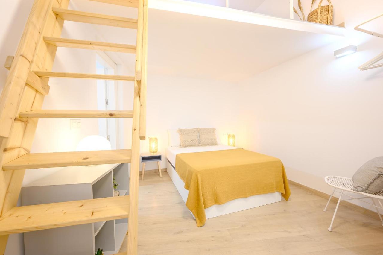 Modern 3 Bedroom, Center With Patio & High Ceilings By 10tosea * Málaga