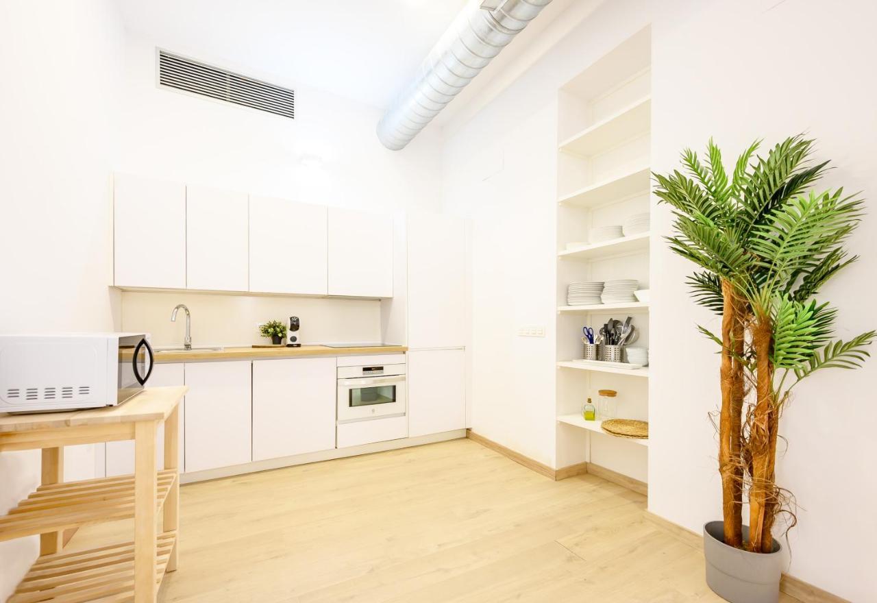 Modern 3 Bedroom, Center With Patio & High Ceilings By 10tosea Apartamento