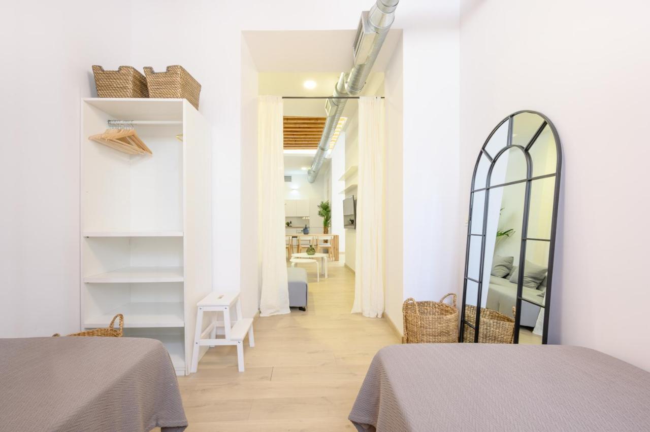 Modern 3 Bedroom, Center With Patio & High Ceilings By 10tosea *