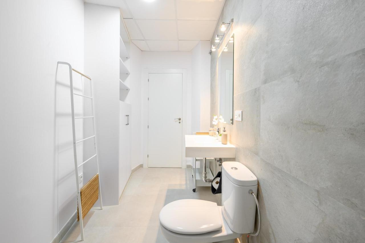 Modern 3 Bedroom, Center With Patio & High Ceilings By 10tosea * Málaga