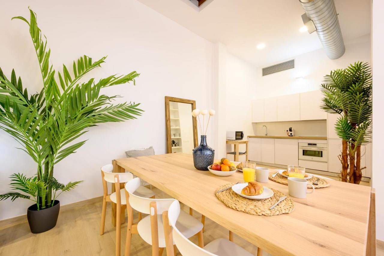 Modern 3 Bedroom, Center With Patio & High Ceilings By 10tosea *