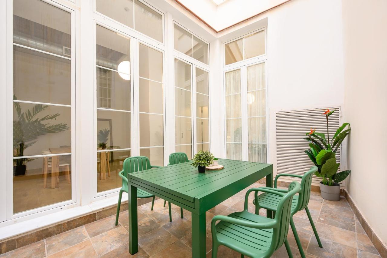 Modern 3 Bedroom, Center With Patio & High Ceilings By 10tosea