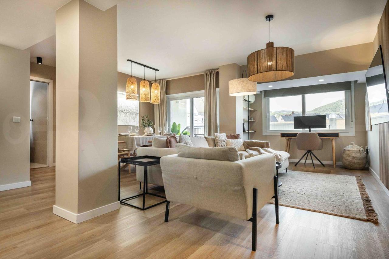 Gorgeous With Balcony - Center By Rems *
