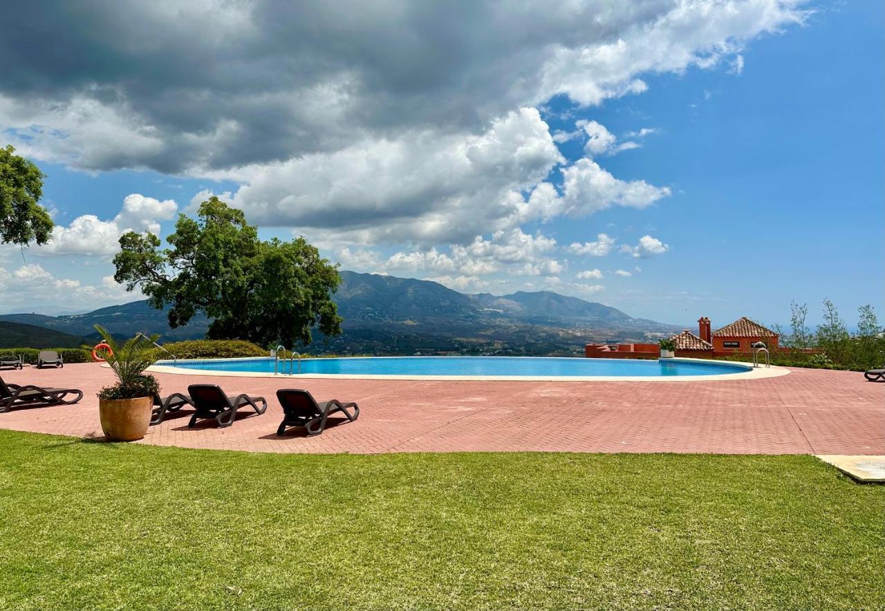 Bright In The Hills Of Elviria Apartamento