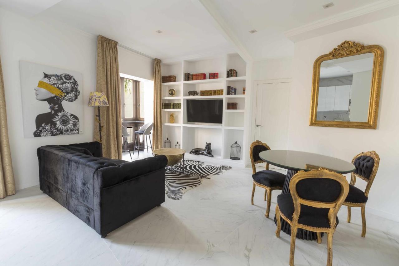 The Clock House Luxury Urban Apartahotel Málaga
